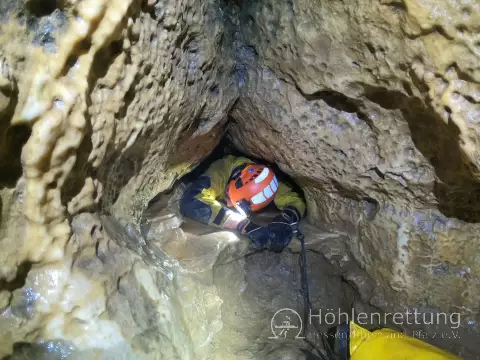 Durch den engen Schluf in der Schönsteinhöhle