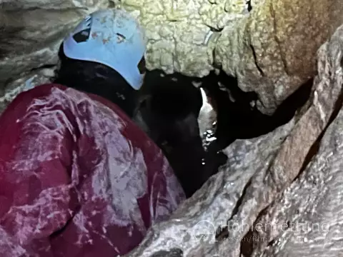 Gang durch die Höhle mit einer verletzten Person